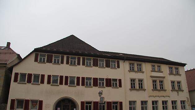 Nur der linke Geb&auml;udeteil der ehemaligen Gastst&auml;tte "Schwarzes Ro&szlig;" soll erhalten bleiben. Anstelle des Anbaus k&ouml;nnten zwei kleine Geb&auml;ude mit Satteld&auml;chern entstehen. Foto: Sonny Adam