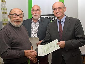 Landrat Wilhelm Schneider (rechts) überreichte Heinz Jauchstetter aus Maroldsweisach (links) und Hans Jürgen Küchle aus Allertshausen (Mitte) im Namen der Kreisverkehrswacht Haßberge die Urkunden der Deutschen Verkehrswacht für 50 Jahre unfallfreies Fahren.  Ulrike Langer