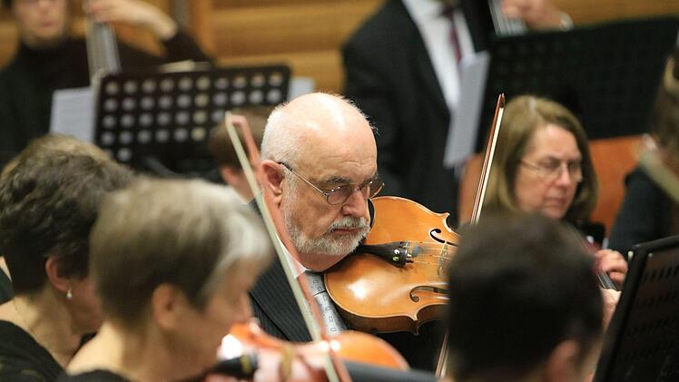 Viel Beifall gab es in Neustadt für die Uraufführung der 2. Sinfonie des in Ahorn lebenden Komponisten Gerhard Deutschmann. Umjubelte Solistin beim Konzert der Musikfreunde unter Leitung von Hans Stähli war die Cellistin  Hanna Pyrozhkova.Foto: Jochen Berger