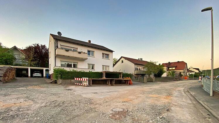 Der Kanalbau, hier Ecke Siedlungs-/Schulstraße, schreitet voran. Der Rat nahm die zusätzlichen Straßen in die Beitragssatzung auf.  Foto: cz