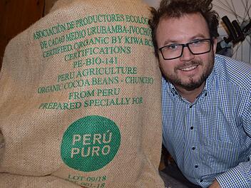 Seit neuestem kann man nun bei Perú Puro auch gerösteten peruanischen Ur-Kaffee erstehen. Unser Bild zeigt Arno Wielgoss mit einem Sack voller Kakao-Bohnen.  Foto: Isolde Krapf