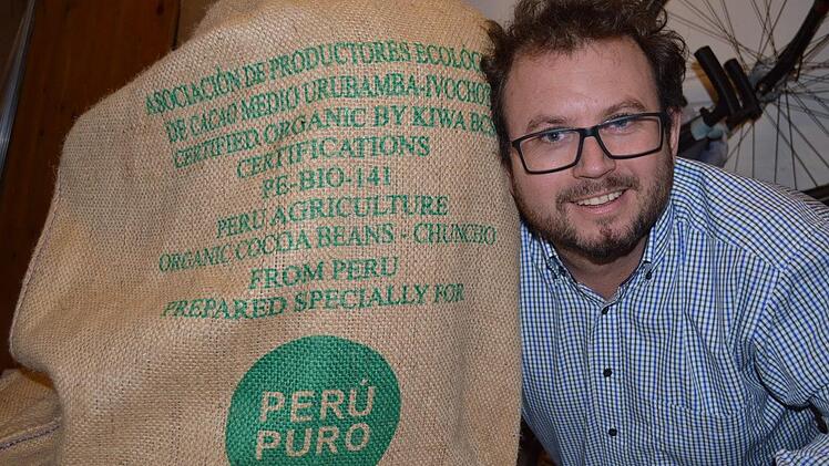 Seit neuestem kann man nun bei Perú Puro auch gerösteten peruanischen Ur-Kaffee erstehen. Unser Bild zeigt Arno Wielgoss mit einem Sack voller Kakao-Bohnen.  Foto: Isolde Krapf