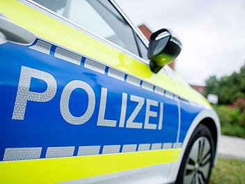Betrunkene Autofahrerin (76) rammt Hausmauer und Laterne in Heroldsbach