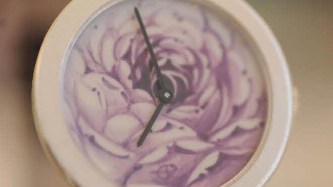Auch als Uhr ist das Muster der Kissinger Rose von Ehrenfried Riegel zu haben.
