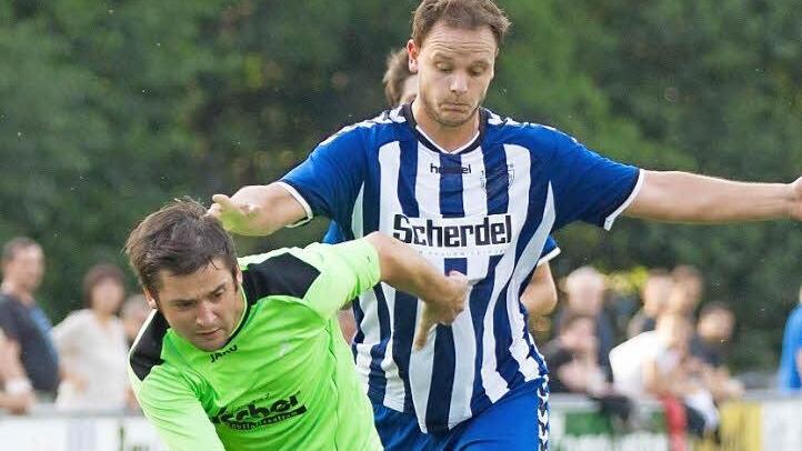 Geschickt dreht sich der Friesener Frank Fugmann (grün) im Spiel gegen die SpVgg Selbitz zwischen Ball und seinen Gegenspieler Rico Raithel.   Foto: Heinrich Weiß