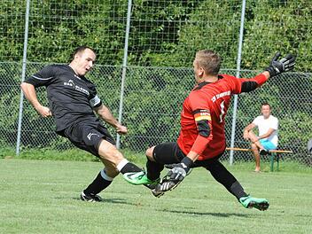 Duell der Kapitäne: Tobias Romeis (SG Oberleichtersbach/Modlos) und Stangenroths Keeper Sven Eyrich schenken sich nichts. Foto: Hopf