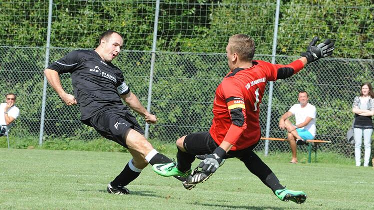 Duell der Kapitäne: Tobias Romeis (SG Oberleichtersbach/Modlos) und Stangenroths Keeper Sven Eyrich schenken sich nichts. Foto: Hopf