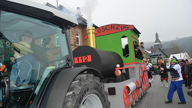 Der Löschzug 112 der Feuerwehr Rothenkirchen ließ mächtig Dampf ab.