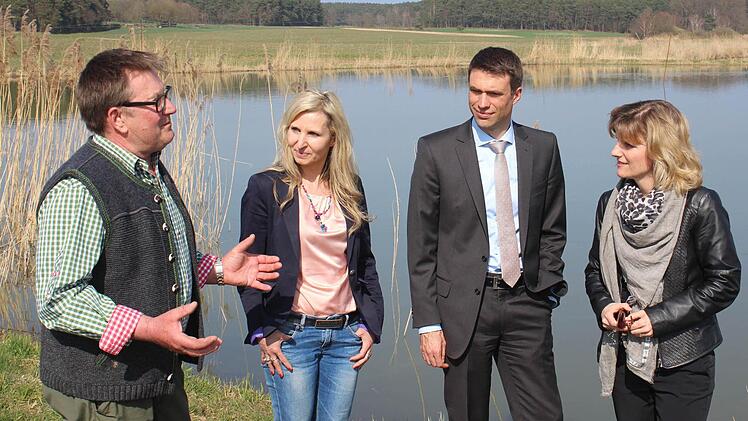 Karpfenland-Führer Leonhard Thomann (links) mit Sandra Hammer, Stefan Müller und Daniela Ludwig (von links) zwischen den Teichen bei Mohrhof. Foto: Andreas Dorsch