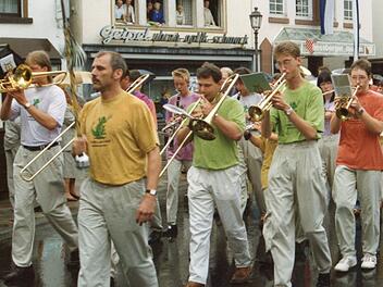 Festumzug im Jahr 1992: Gregor Liebelt (von links), Dirigent Andi Kleinhenz, Carolin Liebelt, Michael Hornung, René Remar, Barbara Miller und Markus Hehn Foto: Familie Miller