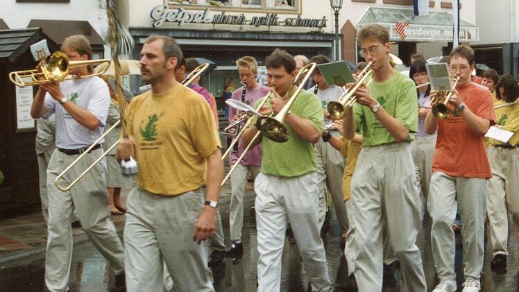 Festumzug im Jahr 1992: Gregor Liebelt (von links), Dirigent Andi Kleinhenz, Carolin Liebelt, Michael Hornung, René Remar, Barbara Miller und Markus Hehn Foto: Familie Miller