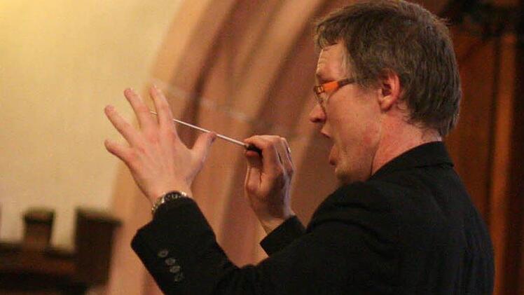 Kreiskantor Martin Hütterott dirigiert den Kammerchor und Mitglieder des Kammerorchesters Sonneberg. Foto: Archiv/Jochen Berger