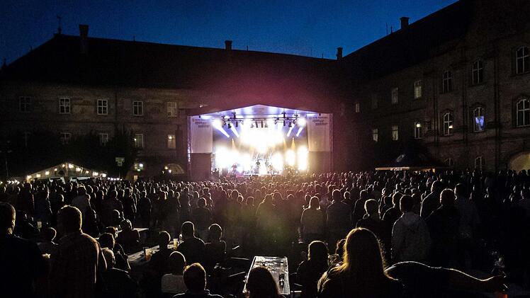 Seiler & Speer begeisterten das Publikum im Schlosshof von Tambach. Foto: Jochen Berger