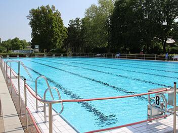 Das Schwimmerbecken des Aquaria ist bereits mit Wasser gef&uuml;llt. Die Vorbereitungen auf die Saison laufen. Foto: Julian &Uuml;belhack