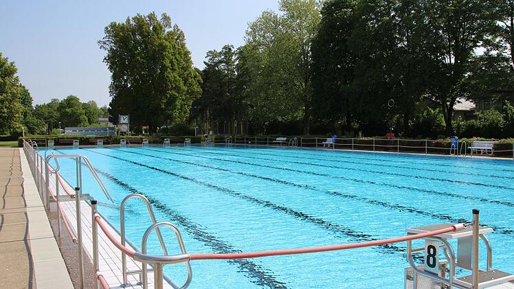 Das Schwimmerbecken des Aquaria ist bereits mit Wasser gef&uuml;llt. Die Vorbereitungen auf die Saison laufen. Foto: Julian &Uuml;belhack