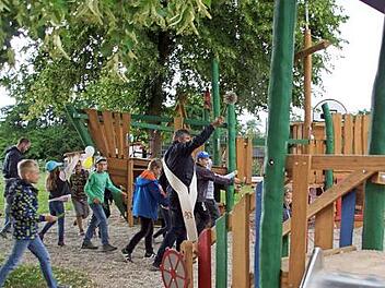 Alle Kinder lud Diakon Joachim Stapf ein, mit ihm gemeinsam den neuen Spielplatz zu segnen - und sie waren mit Feuereifer dabei.  Foto: sw