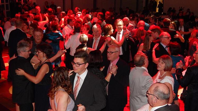 Es ist ein Höhepunkt im Veranstaltungskalender: der Bauernball in der Stadthalle. Fotos: Horst Wunner