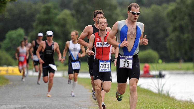 Benedikt Deichsel (rechts) und sein Bruder Kilian sind die neuen Chef-Organisatoren des traditionsreichen Kulmbacher Triathlons. Foto: Alexander Muck