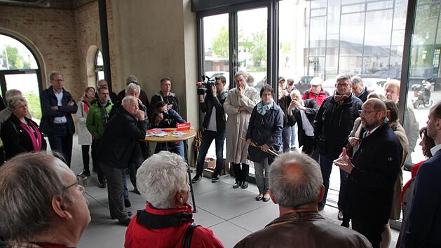 Im Heizhaus der Fortuna hielt der ehemalige EU-Parlamentspräsident (re.) eine flammende Rede für das gemeinsame Europa.  Foto: Christian Bauriedel