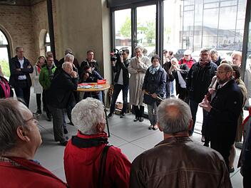 Im Heizhaus der Fortuna hielt der ehemalige EU-Parlamentspräsident (re.) eine flammende Rede für das gemeinsame Europa.  Foto: Christian Bauriedel