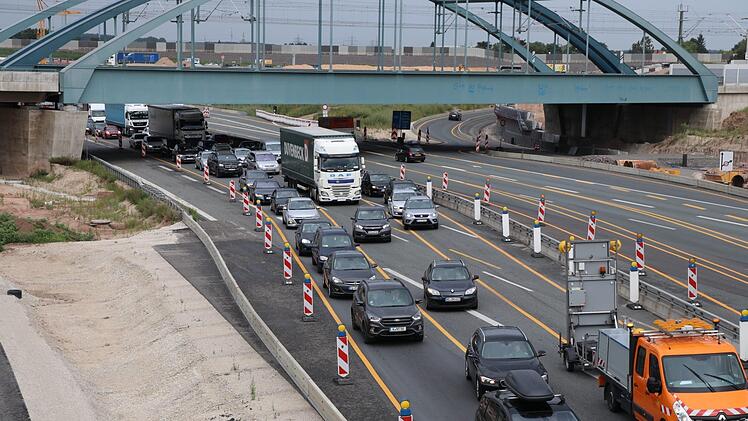 Das Autobahnkreuz F&uuml;rth/Erlangen ist aktuell regelm&auml;&szlig;ig dicht. Die Gro&szlig;baustelle an der Kreuzung von A3 und A73 sorgt f&uuml;r Verkehrsbehinderungen. Schuld sind auch Navigationsger&auml;te. Foto: News5/O&szlig;wald