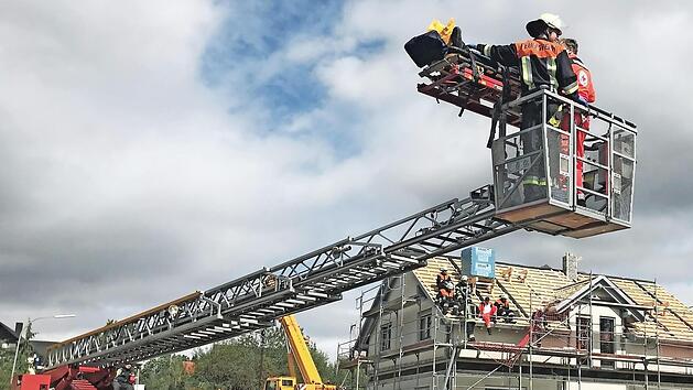 Die neue Drehleiter der Eberner Feuerwehr hat sich bereits bestens bew&auml;hrt. Unser Bild entstand im September bei der Rettung eines Mannes von einem Hausdach in Pfarrweisach.  Foto: Michael Will/Rotes Kreuz Ha&szlig;berge