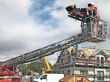Die neue Drehleiter der Eberner Feuerwehr hat sich bereits bestens bewährt. Unser Bild entstand im September bei der Rettung eines Mannes von einem Hausdach in Pfarrweisach.  Foto: Michael Will/Rotes Kreuz Haßberge