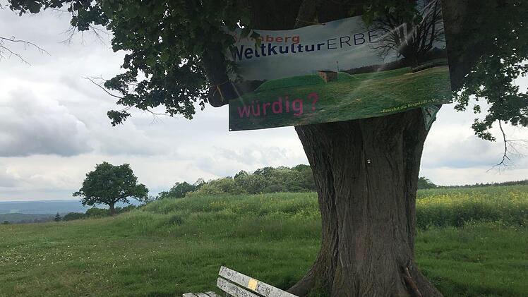Viele kennen den Rothofhügel mit seiner großen Linde von Ausflügen und Spaziergängen. Wo früher ein barocker Gutshof stand, wollen die Stadtwerke einen neuen Hochbehälter bauen. Kritiker des Vorhabens fürchten um die Unversehrtheit der Kulturlandschaft.  M. Wehner
