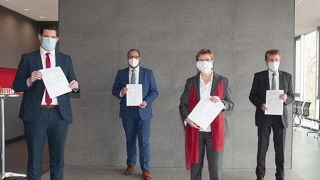 Oberbürgermeister Dominik Sauerteig, Landrat Sebastian Straubel, Hochschulpräsidentin Prof. Christiane Fritze und IHK-Präsident Friedrich Herdan mit der unterzeichneten Resolution. Foto: Hochschule