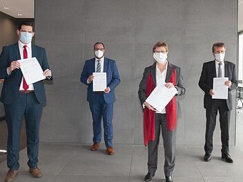 Oberbürgermeister Dominik Sauerteig, Landrat Sebastian Straubel, Hochschulpräsidentin Prof. Christiane Fritze und IHK-Präsident Friedrich Herdan mit der unterzeichneten Resolution. Foto: Hochschule