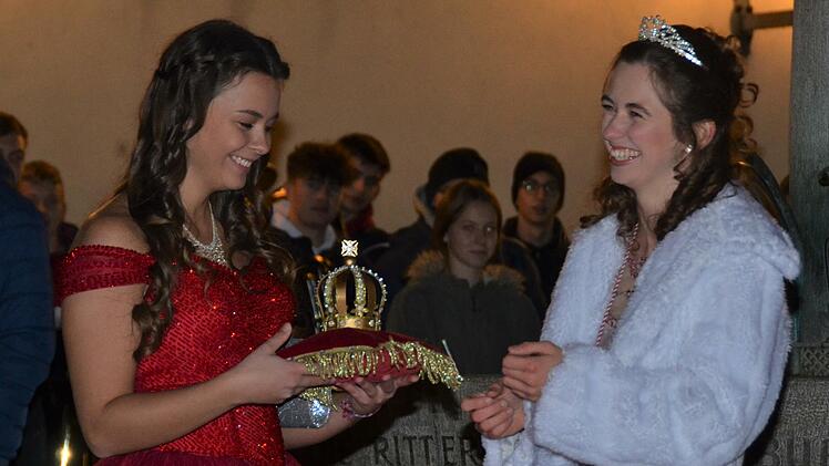 Die  neue Faschingsprinzessin der Fidelia Reiterswiesen, Lorena I (links), folgt  Juliane I nach. Foto: Rainer Schubert