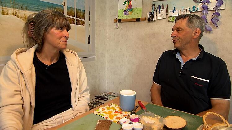 Hofdame Katja macht Bauer Johann ein überraschendes Geständnis.