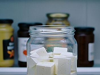 So bleibt Feta im K&uuml;hlschrank "wochenlang frisch" - Expertin verr&auml;t Trick