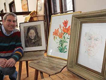 Roland Friedrich will in seiner Werkstattgalerie im Schloss Wernstein an das Wirken von Betty Popp erinnern - zum 25. Todestag der Künstlerin. Das Bild vorne rechts ist ein Selbstporträt der Frau, die bis zu ihrem Tod 1988 über 40 Jahre in Kulmbach lebte.Jürgen Gärtner