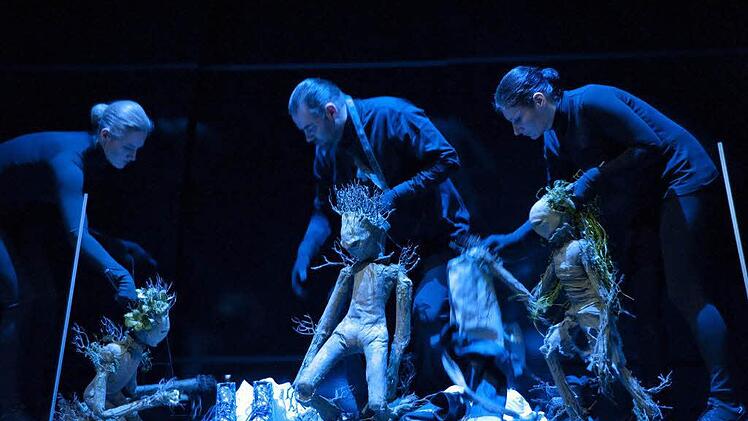 Szene aus "Rusalka" mit den Puppenspielern