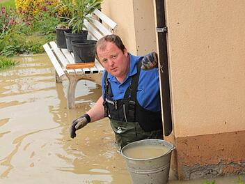 Bernd Röll-Bieber steht vor seinem Keller in Stadelschwarzach, der vollkommen mit Wasser vollgelaufen ist.  Foto: Dominik Berthel