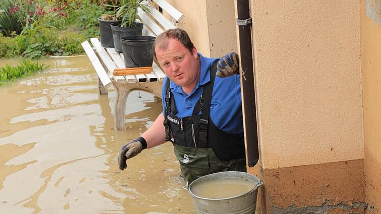 Bernd Röll-Bieber steht vor seinem Keller in Stadelschwarzach, der vollkommen mit Wasser vollgelaufen ist.  Foto: Dominik Berthel