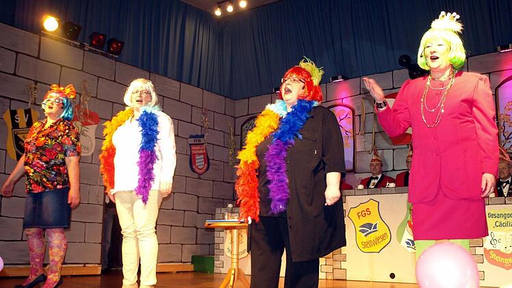 Die vier Dorfratschn, das Multicolor-Dream-Team, konnte viel vom Bürgermeisterlein Gerhard Wunder berichten. (von links Christa Ring, Manja Deuerling, Gudrun Kämpfer, Margrita Baaser) Foto: Susanne Deuerling