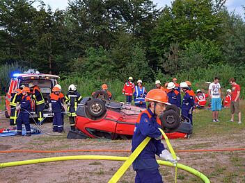Viel Spaß hatten nicht nur die Oberleichtersbacher Jugendlichen beim ersten Berufsfeuerwehrtag in Bad Brückenau. Zu den Aufgaben der Jugendlichen gehörte auch die Bergung von Verletzten nach einem Verkehrsunfall.  Archivfoto: Thomas Dill