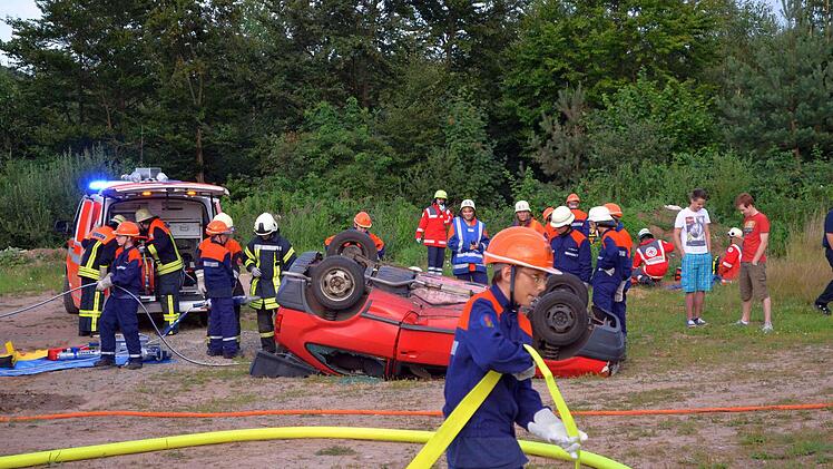 Viel Spaß hatten nicht nur die Oberleichtersbacher Jugendlichen beim ersten Berufsfeuerwehrtag in Bad Brückenau. Zu den Aufgaben der Jugendlichen gehörte auch die Bergung von Verletzten nach einem Verkehrsunfall.  Archivfoto: Thomas Dill