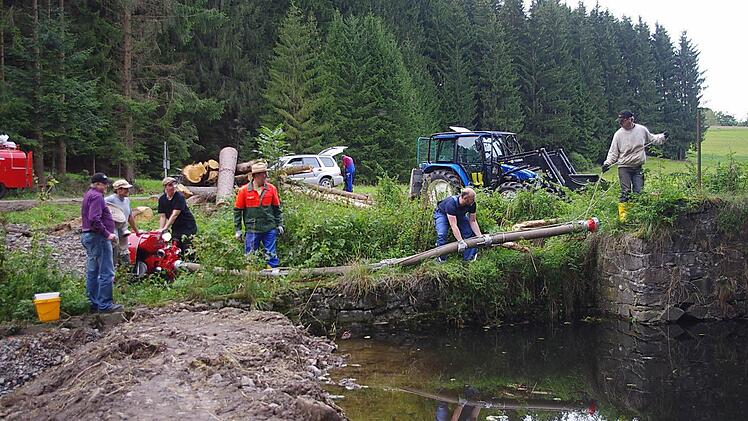 Die Feuerwehr Gifting macht ihre Pumpe startklar.  Foto: Heike Schülein