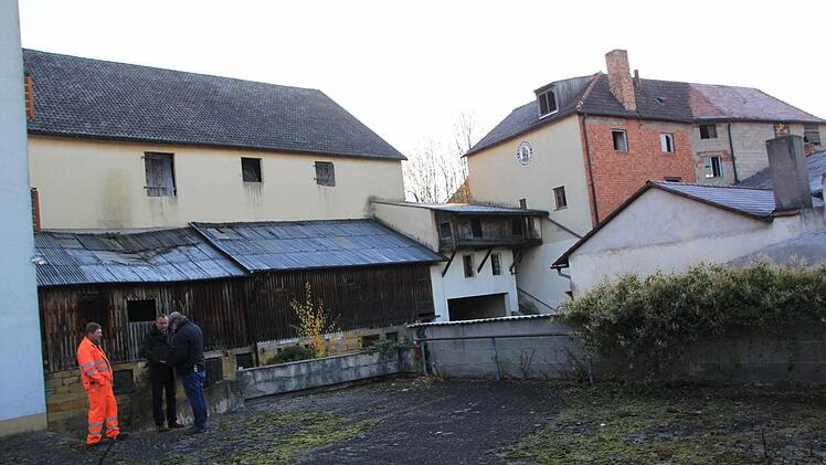 Die Gesamtansicht des Innenhofs mit Stallgebäuden (links) und Brauereitrakt (rechts) Foto: Matthias Einwag