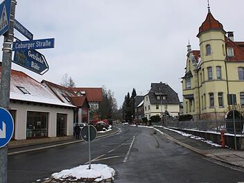 Auf Anwohner und Nutzer der Heldritter Straße in Bad Rodach (Kreisstraße CO 4) könnten schon heuer erhebliche Einschränkungen zukommen. Weil der Landkreis die Fahrbahn erneuern will, soll dort schon zuvor die Kanalisation erneuert oder saniert werden. Foto: Henning Schuster