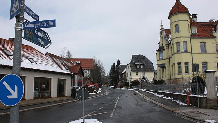 Auf Anwohner und Nutzer der Heldritter Straße in Bad Rodach (Kreisstraße CO 4) könnten schon heuer erhebliche Einschränkungen zukommen. Weil der Landkreis die Fahrbahn erneuern will, soll dort schon zuvor die Kanalisation erneuert oder saniert werden. Foto: Henning Schuster