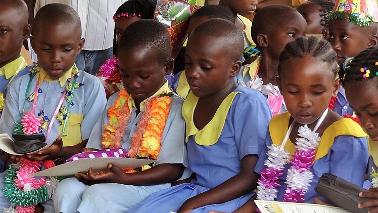 In der Tumaini-Schule fand der Unterricht im Freien statt, solange die Klassenzimmer renoviert wurden. Jetzt gibt es auch einen solarbetriebenen Brunnen.  Foto: Reinhard Beichel