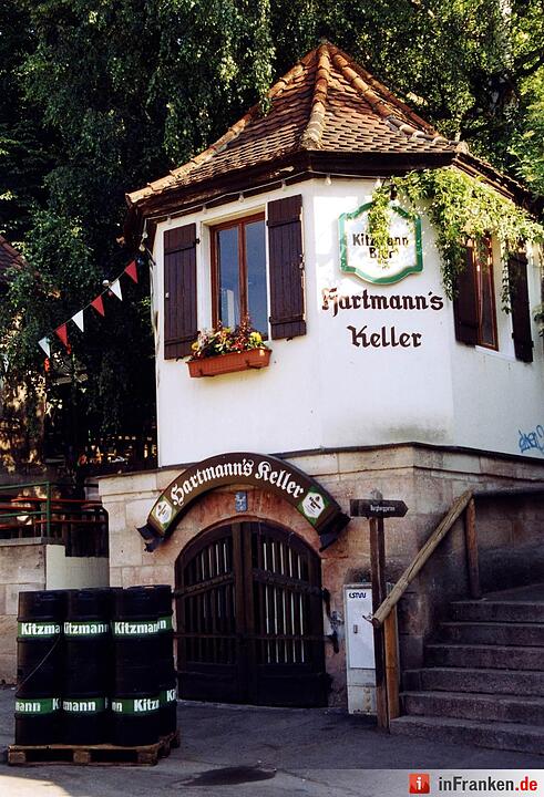 Bei Rosi Müller auf dem Hartmann Keller geht es deftig fränkisch zu: Bratwörscht mit Sauerkraut und dazu ein Kitzmann-Bier. Das Türmchen des Kellers bleibt des Besuchern meist in Erinnerung.