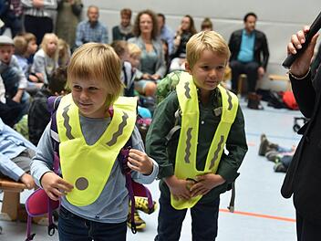 Julia Schmidt und Lasse Heitmann waren die Ersten, die Warndreiecke erhalten haben.