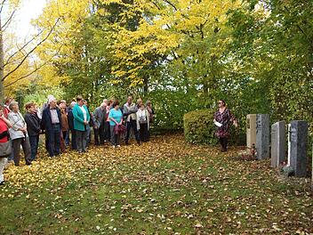 Angelika Seidel (rechts), die Leiterin des Friedhofsamtes, informiert hier die Teilnehmer am Friedhofsrundgang über die Stelengrabstellen am Urnenhain.Alfred Thieret