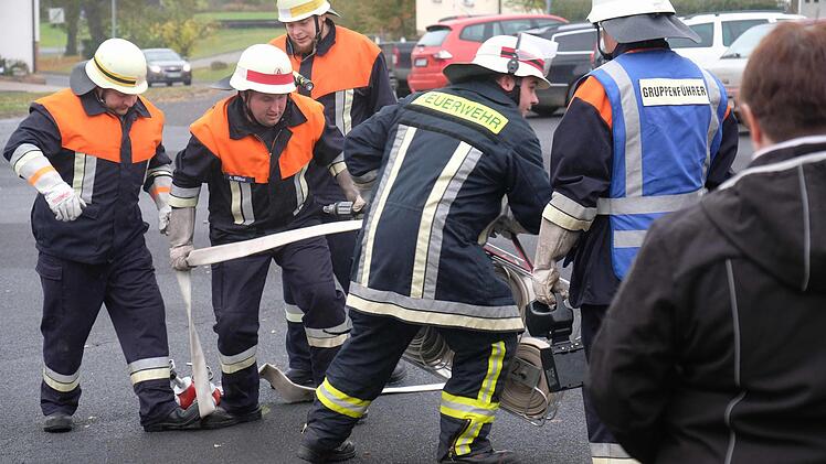 Mehrere Hände müssen bei der Saugrohrmontage zupacken.Gerd Schaar