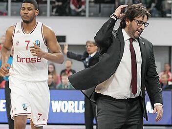 Ryan Thompson (l.) blickt finster drein, Andrea Trinchieri macht seinem Unmut Luft - solche Szenen gab es vor allem im Eurocup in letzter Zeit einige in der Brose Arena. Foto: sportpress